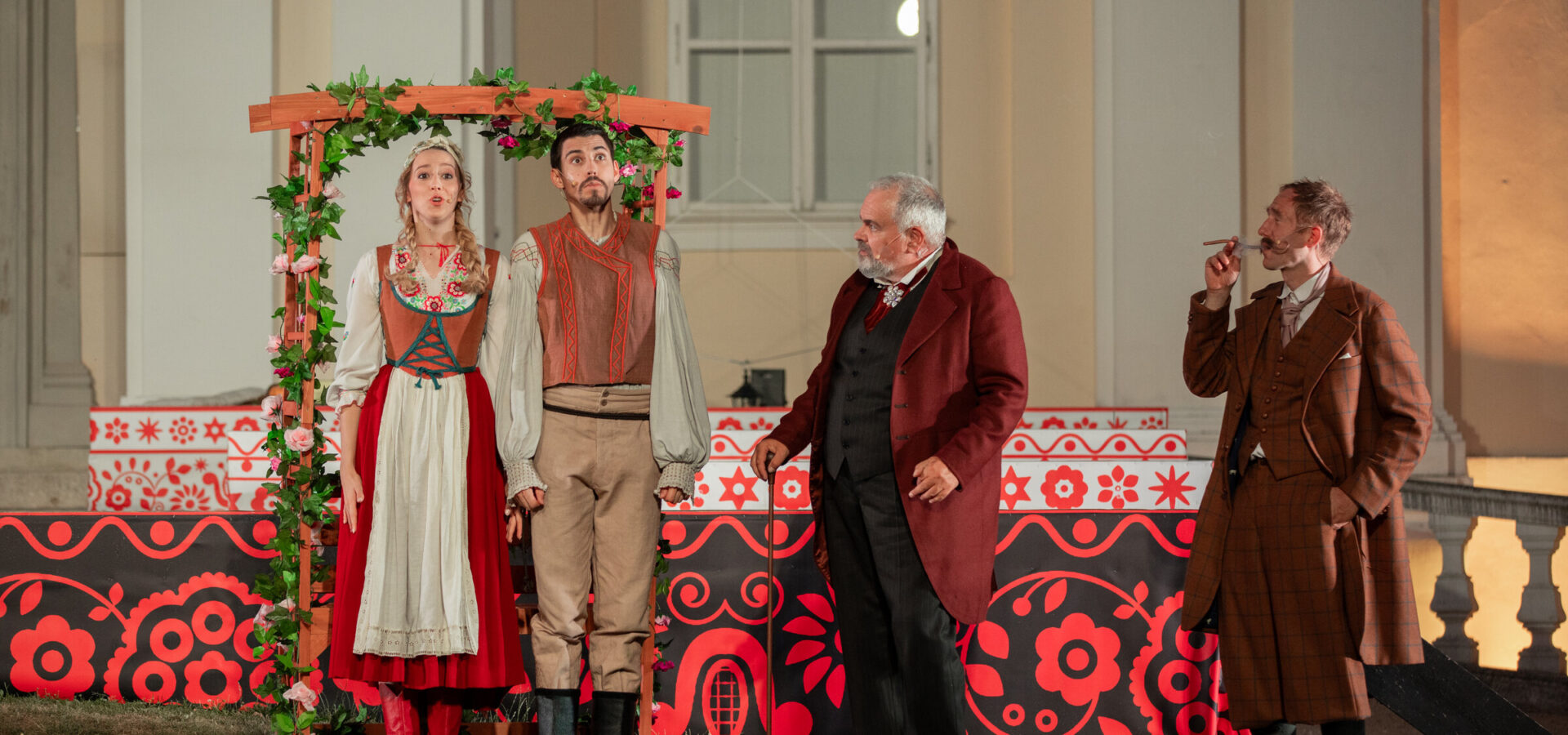 Polnische Hochzeit | Stani und Stasi in der Laube erwischt